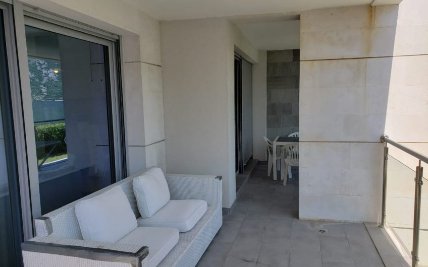 Luxurious three-room apartment by the sea in Donji Stoliv, 105 m²