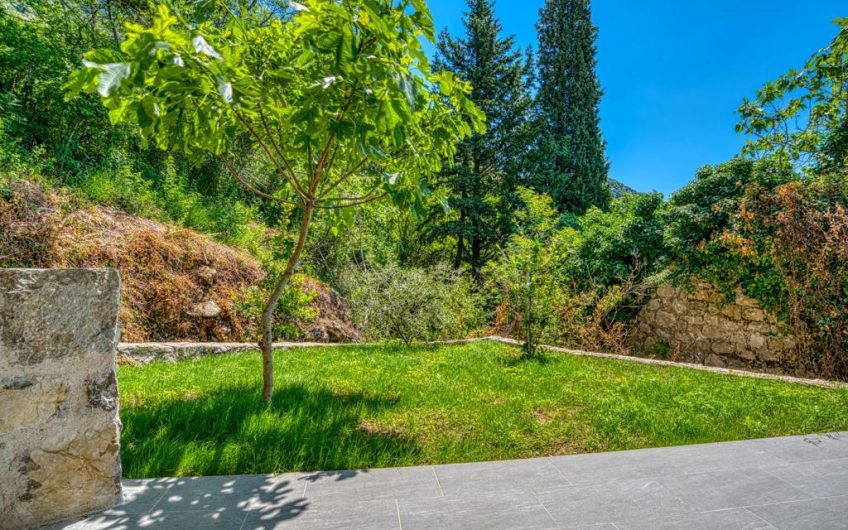 Two houses and appartment in Buljarica, 407 m²