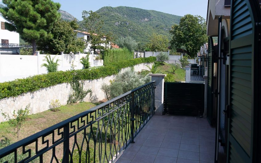 Two-storey house with pool in Lastva Grbaljska, 178 m²