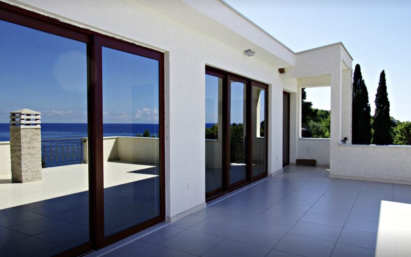 Three-storey villa near sea in Sutomore, 450 m²