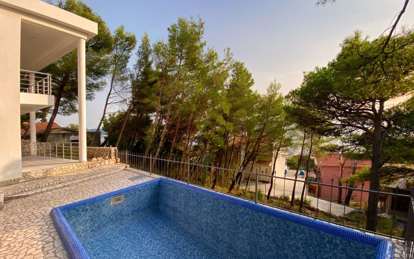 Two-storey villa with pool and seaview in Zeleni Pojas, 140 m²