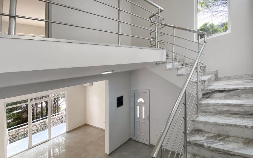 Two-storey villa with pool and seaview in Zeleni Pojas, 140 m²