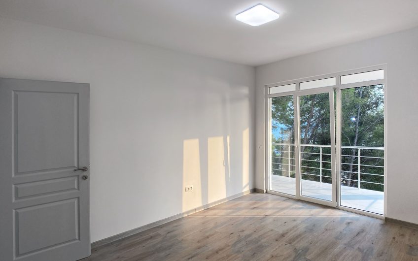 Two-storey villa with pool and seaview in Zeleni Pojas, 140 m²