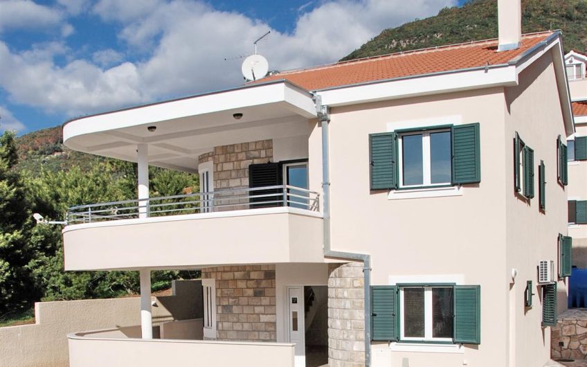 Pair of new villas with seaview in Kumbor, 335 m²