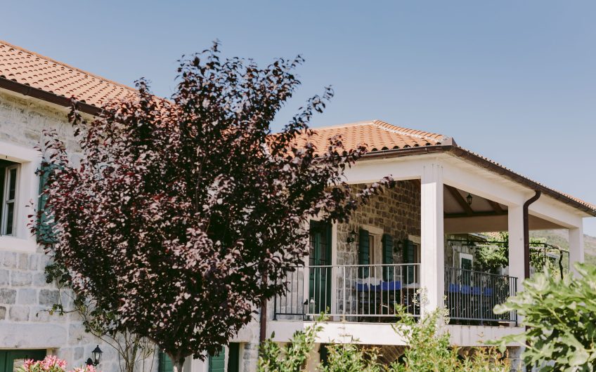 Villa with spectacular plot and seaview in Zabrđe, 247 m²