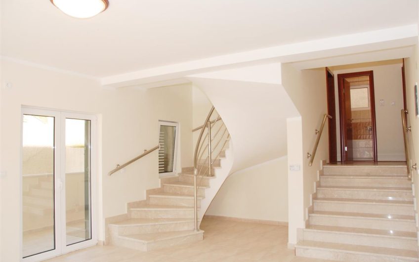 Pair of new villas with seaview in Kumbor, 335 m²