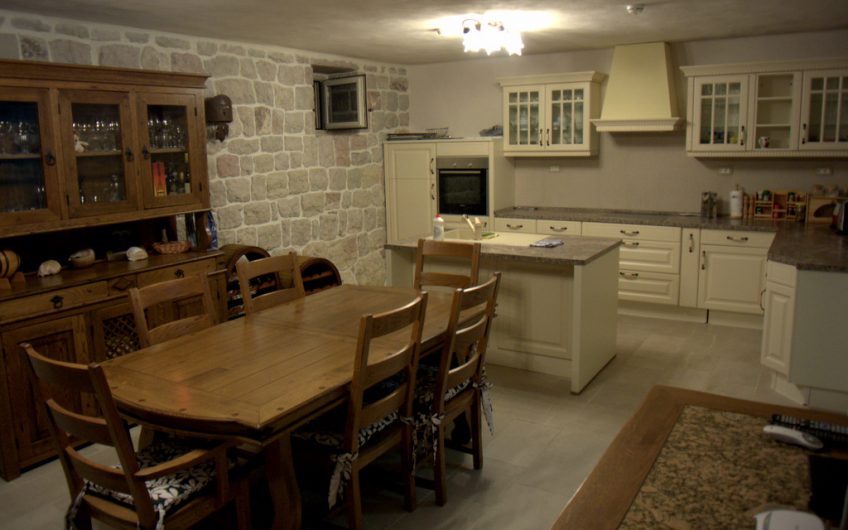 Luxury three-storey villa with pool and sauna in Skoči Djevojka, 276 m²