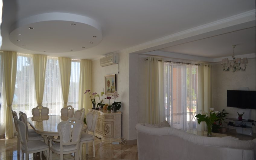 Three-storey villa with pool in Bar, 420 m²