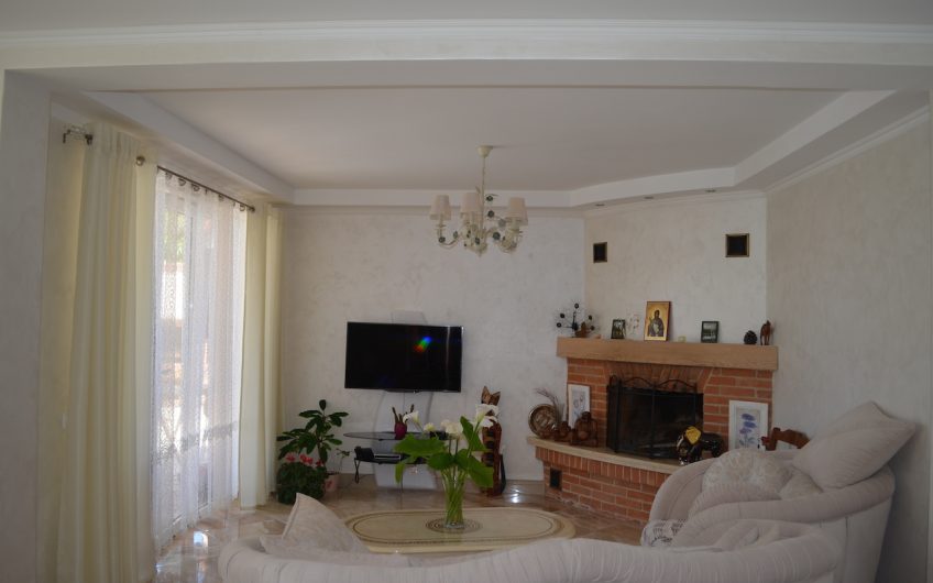 Three-storey villa with pool in Bar, 420 m²