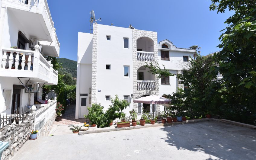 Three-storey villa near sea with legal tourist appartment in Velji Vinogradi, 270 m²