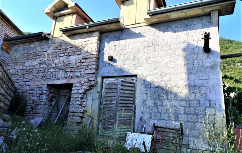 Old stone house for reconstruction in Gornja Lastva, 66 m²