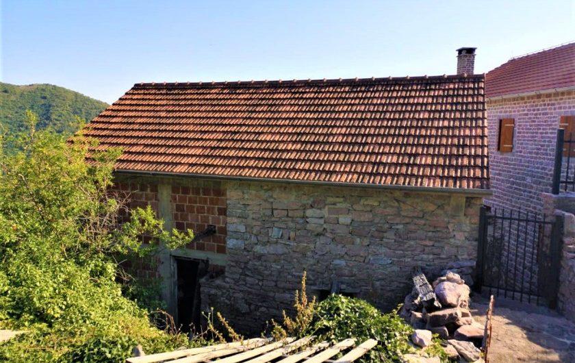 Old stone house for reconstruction in Gornja Lastva, 66 m²