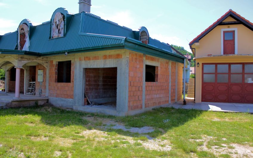 Unfinished two houses complex in Cetinje, 378 m²