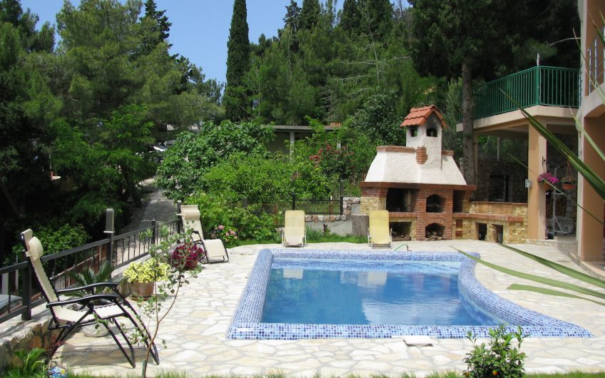 Three-storey villa with pool in Bar, 420 m²