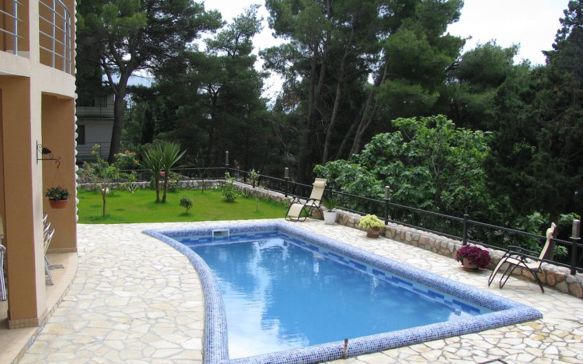 Three-storey villa with pool in Bar, 420 m²