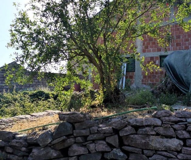 Old stone house for reconstruction in Gornja Lastva, 66 m²