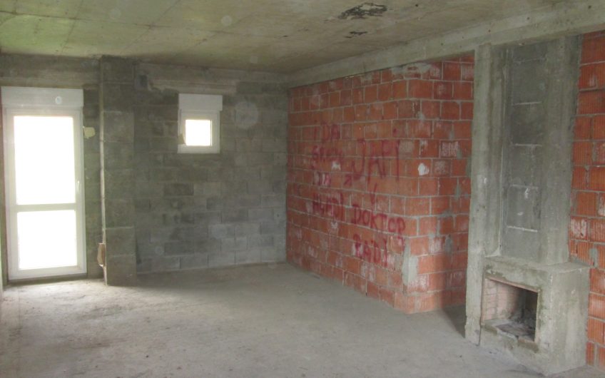 New house without interior decoration in Cetinje, 185 m²