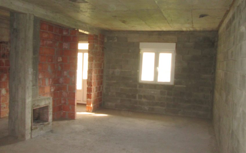 New house without interior decoration in Cetinje, 185 m²