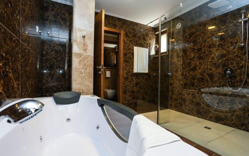 Luxury villa in Krašići, 516 m²