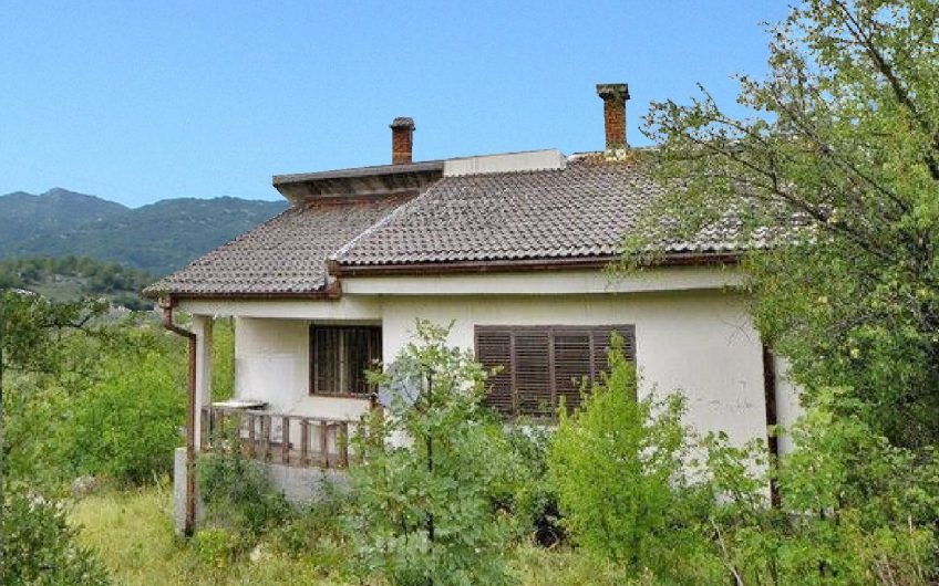 Small house with huge lot in Podgorica, 78 m²