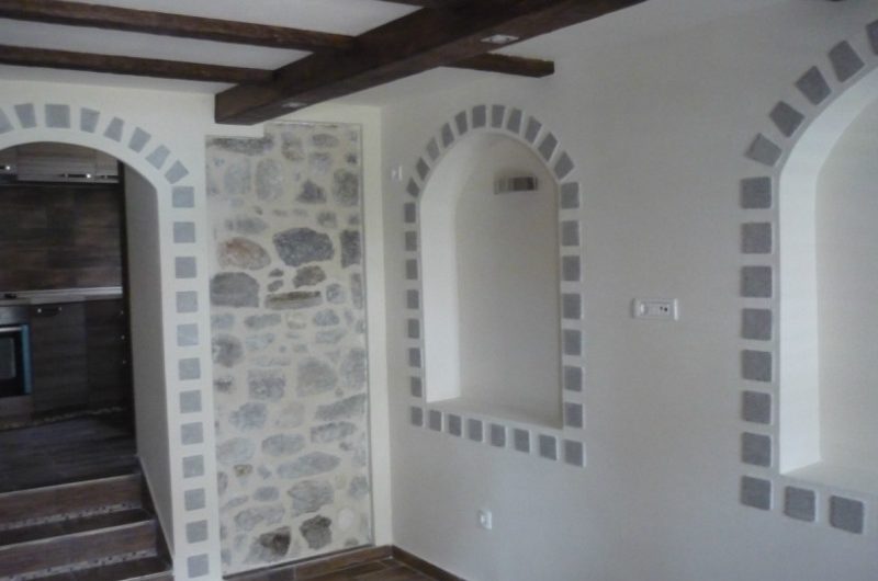 Renovated old three-storey stone house on first line in Đenovići, 100 m²