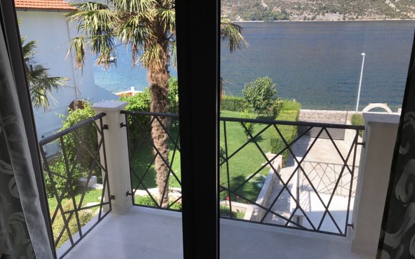 Villa on first line in Donji Stoliv, 390 m²
