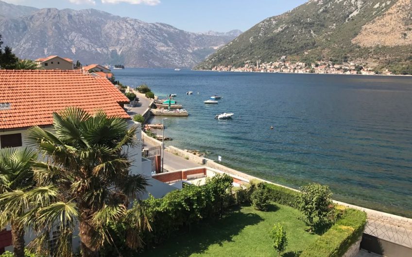 Villa on first line in Donji Stoliv, 390 m²