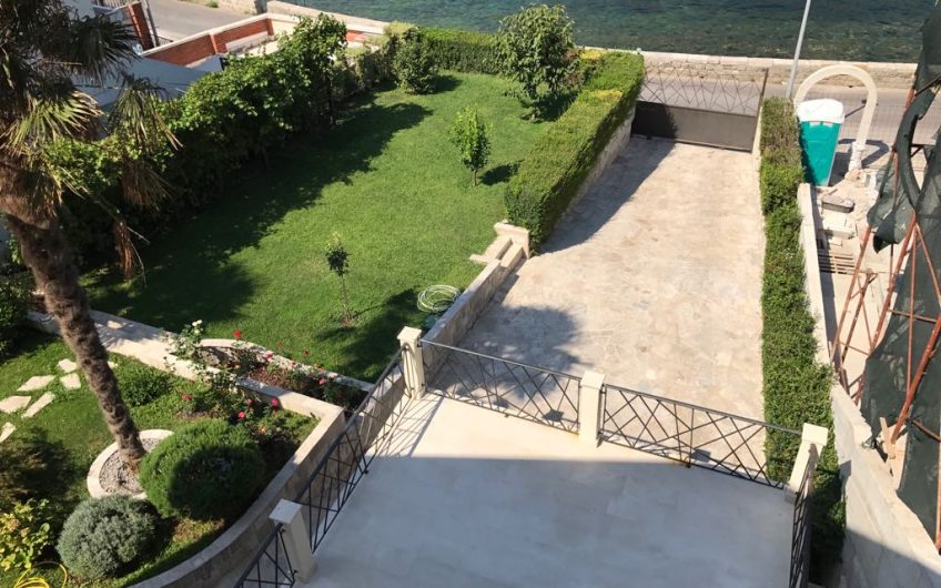 Villa on first line in Donji Stoliv, 390 m²