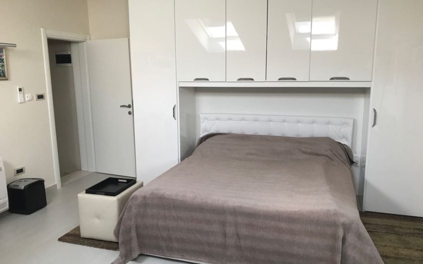 Villa on first line in Donji Stoliv, 390 m²