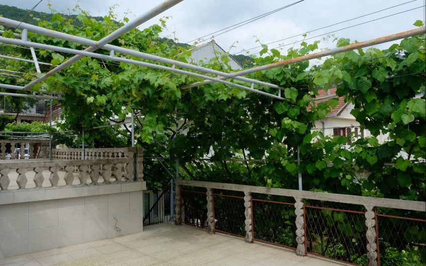 Three-storey house in Lastva Grbaljska, 226 m²