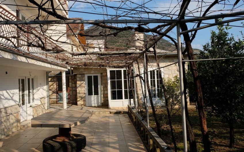Three-storey house in Lastva Grbaljska, 226 m²
