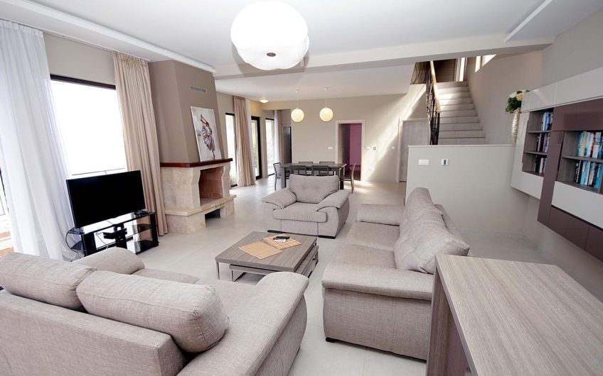 Beautiful villa in Dobra Voda, 200 m²
