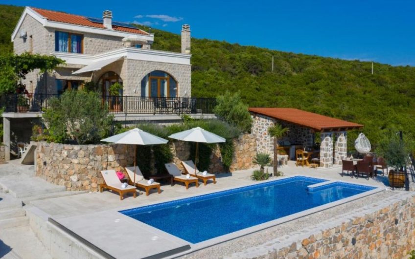 Luxury two-storey villa with seaview and pool in Zagora, 150 m²