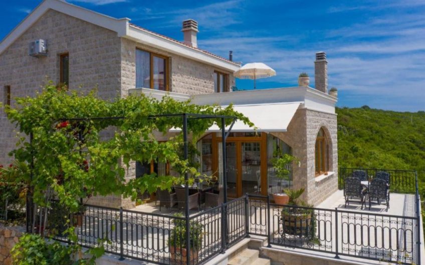 Luxury two-storey villa with seaview and pool in Zagora, 150 m²