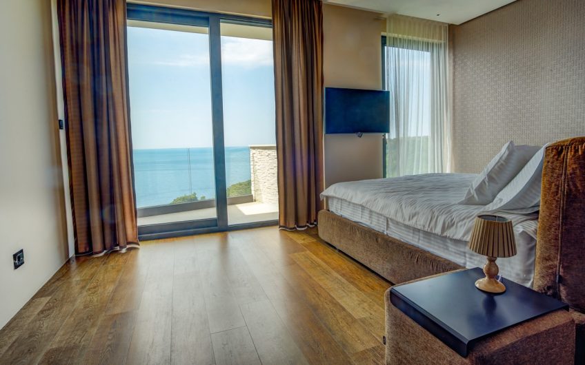 Three luxury villas with direct sea view in Komoševina, 1136 m²