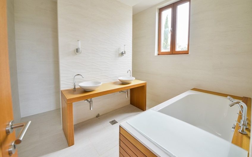 New villa in Kavač, 320 m²