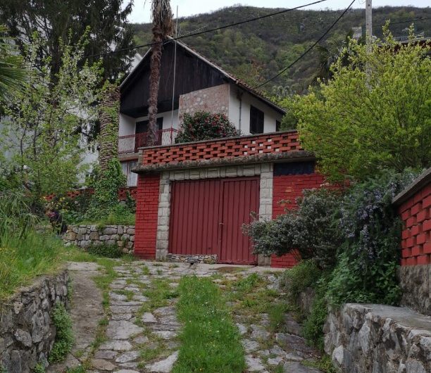 House with a unique lot in Donji Stoliv, 104 m²