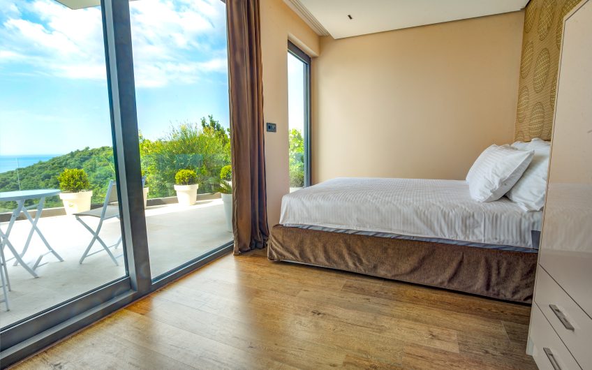 Three luxury villas with direct sea view in Komoševina, 1136 m²