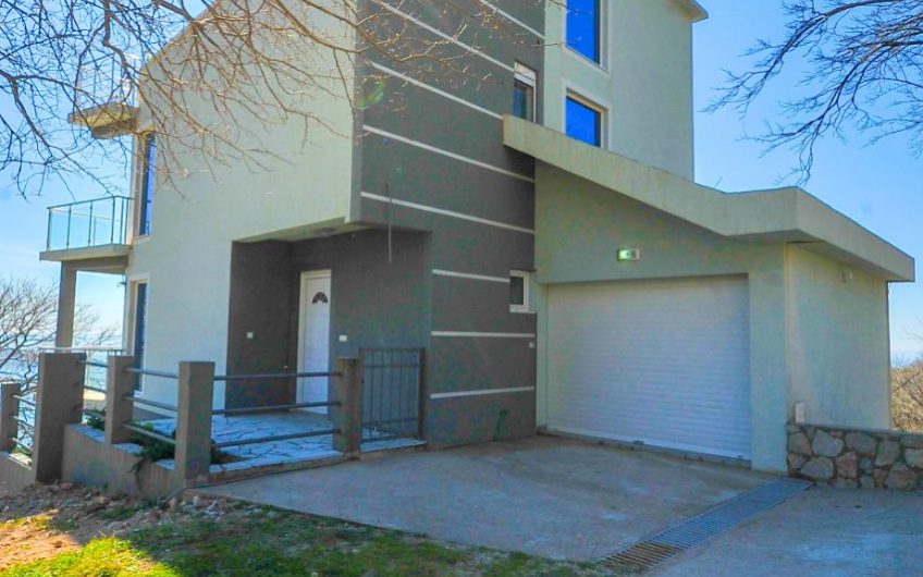 Two-storey house with seaview and pool in Šušanj, 220 m²