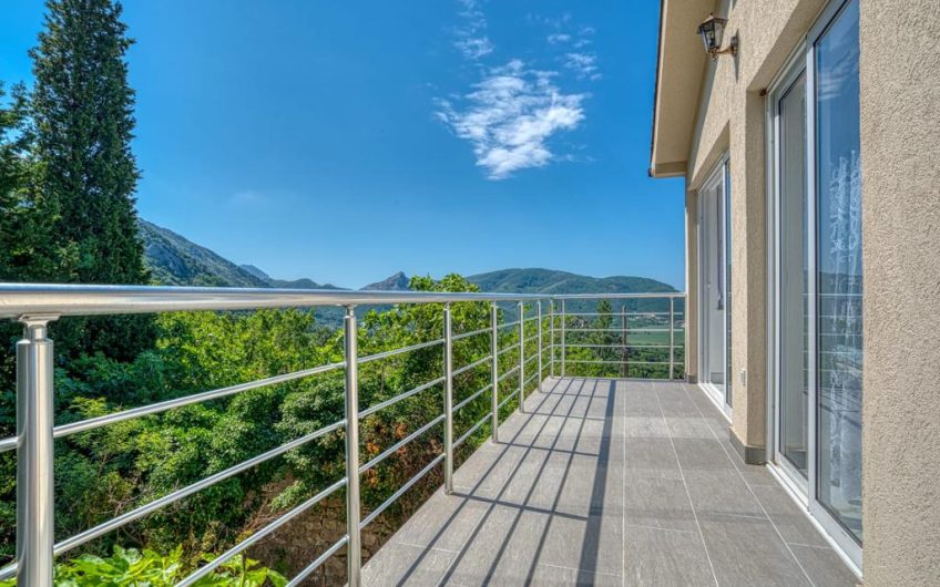 Two houses and appartment in Buljarica, 407 m²
