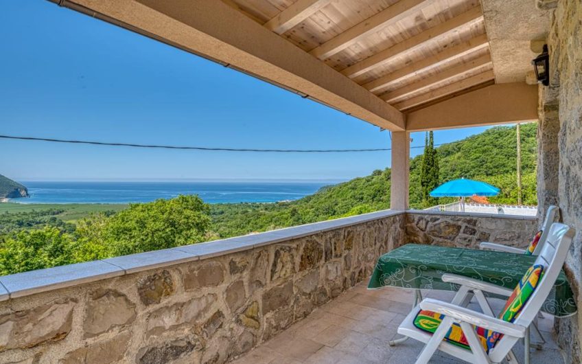 Two houses and appartment in Buljarica, 407 m²