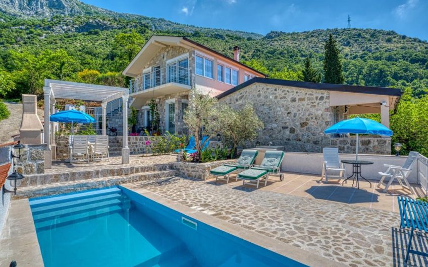 Two houses and appartment in Buljarica, 407 m²