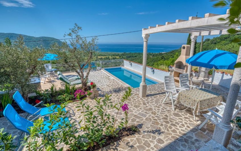 Two houses and appartment in Buljarica, 407 m²