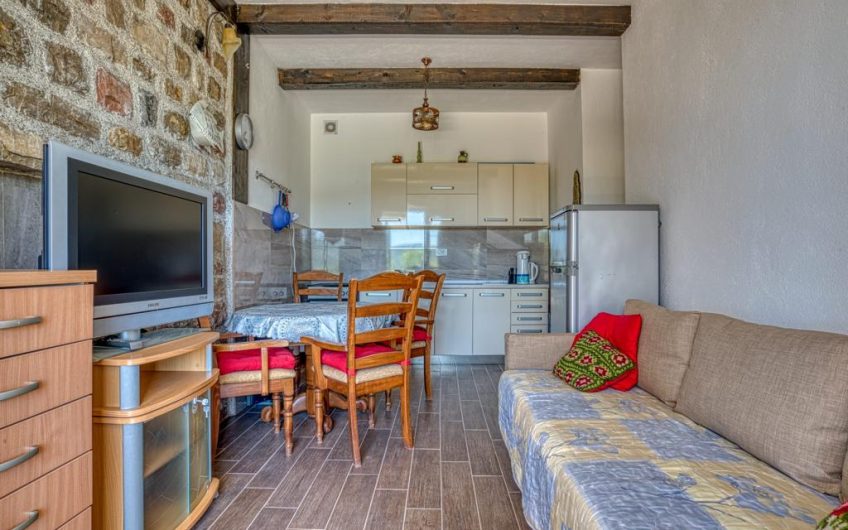 Two houses and appartment in Buljarica, 407 m²