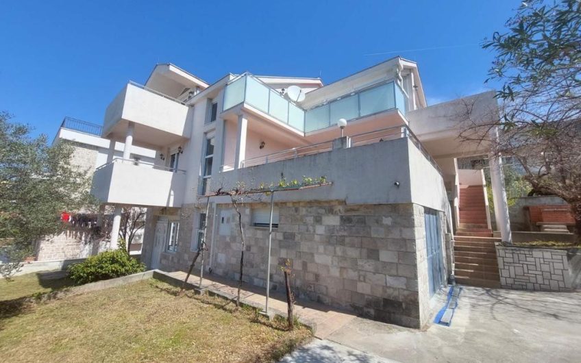 House in Učuri, 263 m²