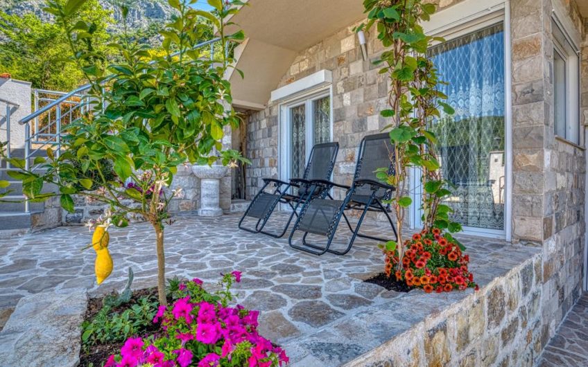 Two houses and appartment in Buljarica, 407 m²