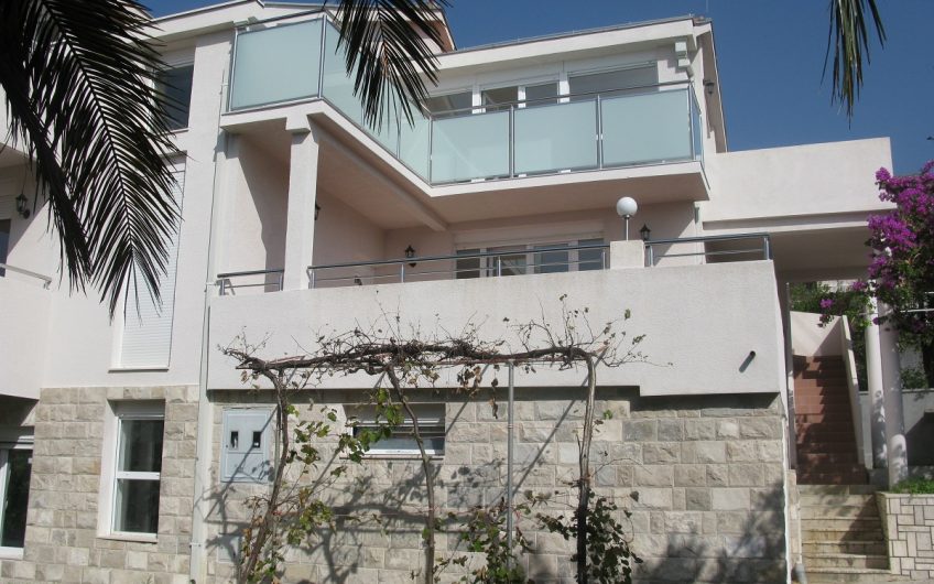 Three-storey villa in Učuri