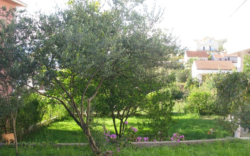 Three-storey villa in Učuri
