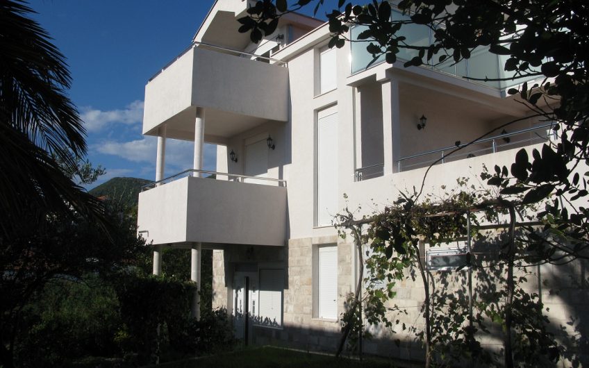 Three-storey villa in Učuri