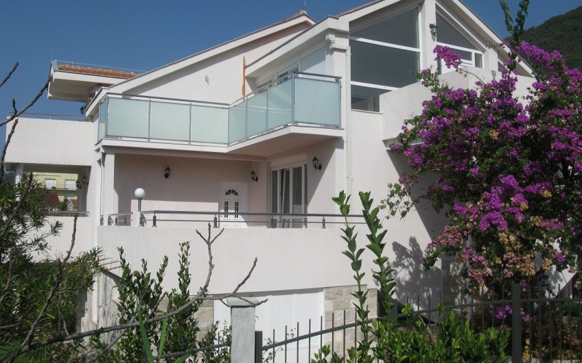 Three-storey villa in Učuri